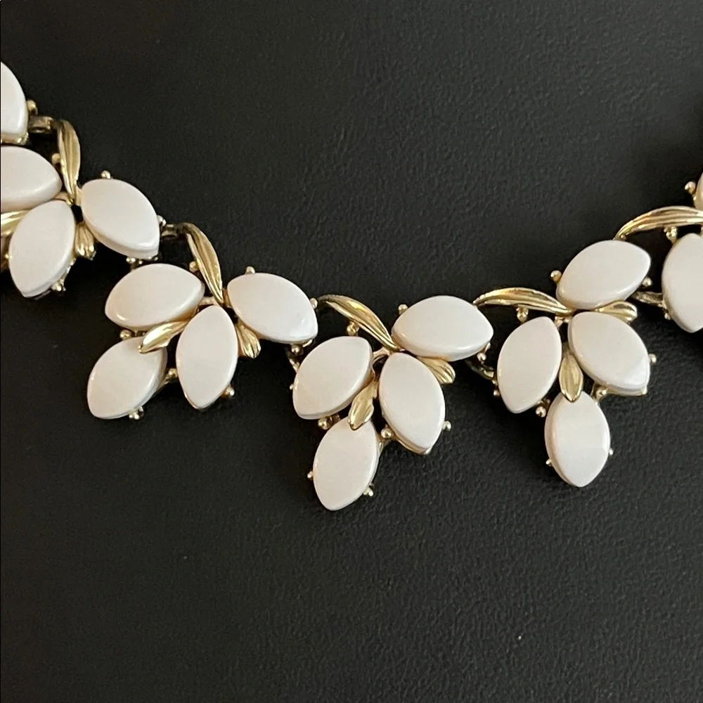 Vintage Kramer white thermoset draping leaves choker and clip ear climber set - Picture 5 of 13